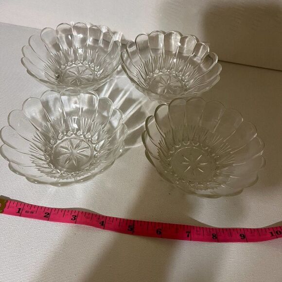 4 Glass Banana Split Sundae Dishes with Scalloped Edge Cut Snow Flake - Picture 2 of 2